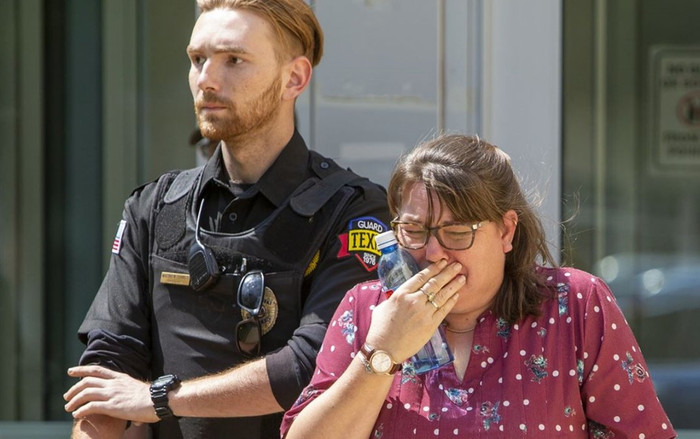 Thanh niên 18 tuổi xả súng ở trường tiểu học Mỹ, 21 người thiệt mạng Ảnh 2