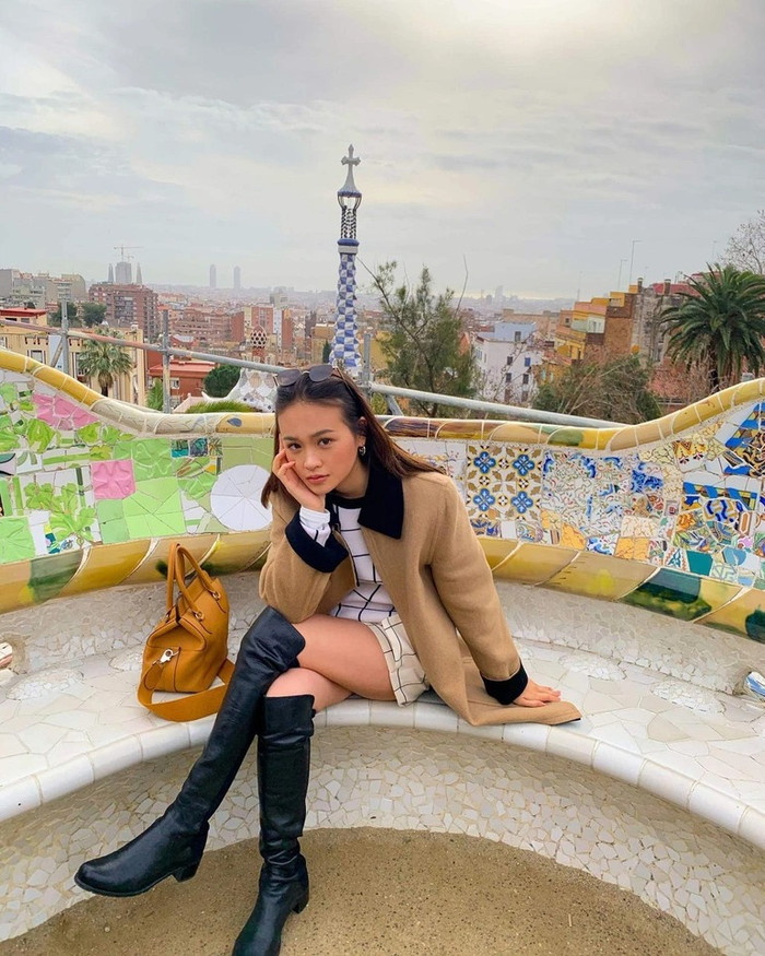 Phụ kiện yêu thích của Nuanwan Phanchet là mắt kính và túi xách.