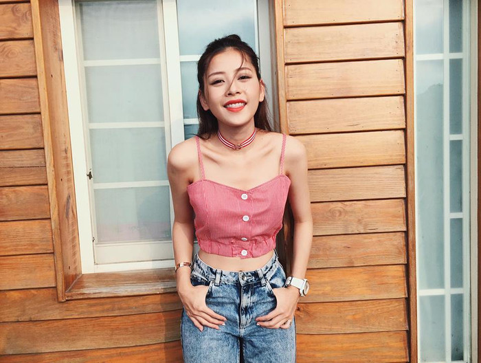 Chi Pu vốn sở hữu vóc dáng nhỏ nhắn, mảnh mai và làn da trắng hồng. Tại thời điểm nay người đẹp vẫn ưa chuộng phong cách trẻ trung, năng động