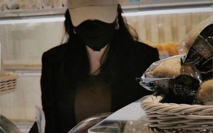 Trước đó, Son Ye Jin được bắt gặp mua sắm tại một tiệm bánh.