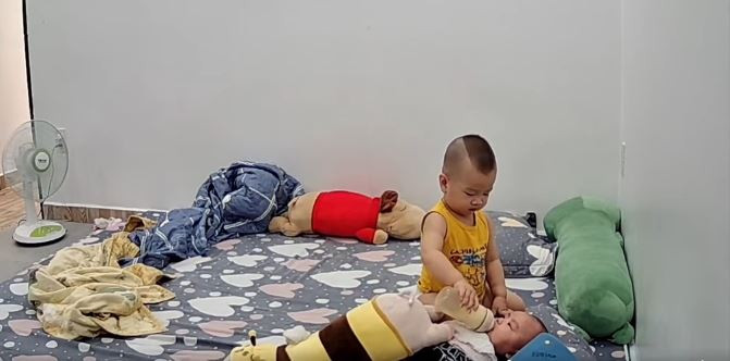 Cậu bé uống sữa trước đã rồi mới cho em bé sử dụng sau...