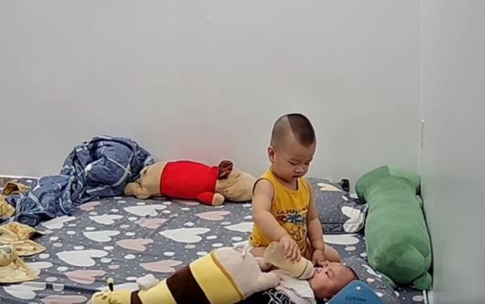 Xem lại camera, mẹ hạnh phúc khi thấy con trai 20 tháng tuổi dỗ dành em trai 4 tháng tuổi cực đáng yêu Ảnh 2