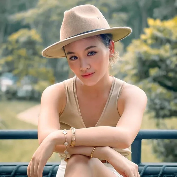 Nong Prang- con gái Madam Pang sở hữu học vấn cực cao.