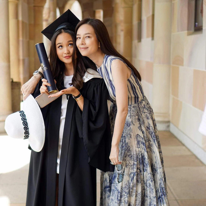 Madam Pang luôn đồng hành cùng con gái ở những cột mốc quan trọng.