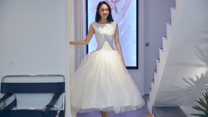 Minh Hằng hào hứng đi thử váy cưới