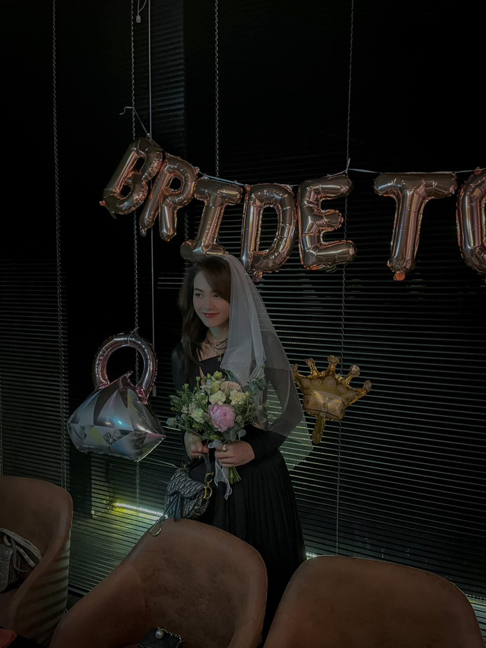 Trước khi diễn ra hôn lễ, Minh Hằng đã được bạn bè tổ chức tiệc chia tay độc thân