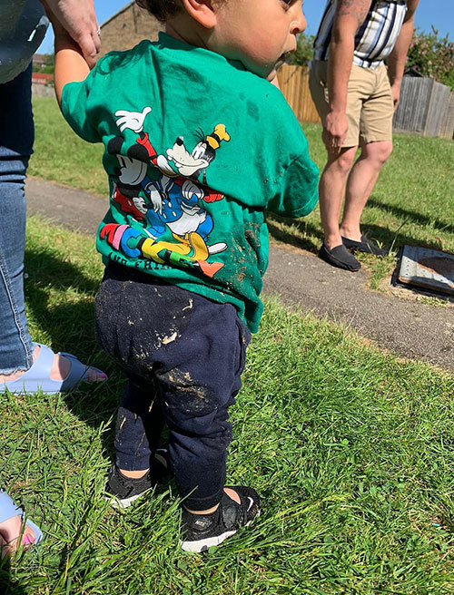 Bé trai toàn thân lấm lem rác thải và nước cống. Ảnh: Daily Mail&nbsp;