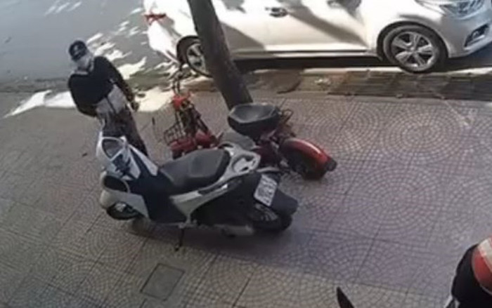 Bẻ được khóa cổ SH nhưng thanh niên phải ngậm ngùi bỏ lại 'chiến lợi phẩm' vì chiêu cao tay của chủ xe Ảnh 2