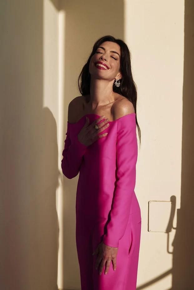 Anne Hathaway được ví như nữ hoàng trên thảm đỏ Cannes 2022 Ảnh 6