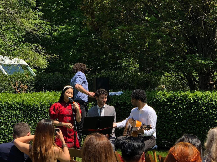 Mỹ Anh hát trong đám cưới chị.