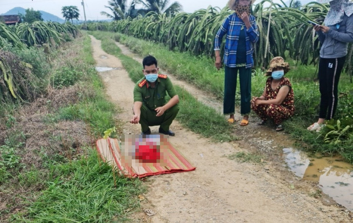 Đi mò ốc, người dân tá hỏa phát hiện thi thể bé sơ sinh còn dây rốn dưới mương nước Ảnh 1