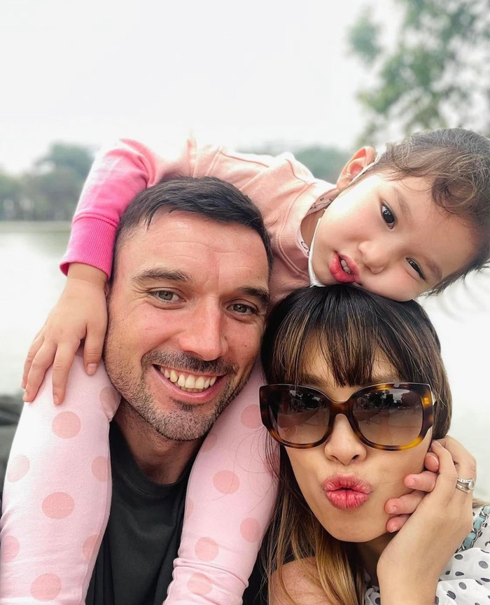 Hà Anh khoe ảnh cực nhí nhảnh bên cạnh ông xã và cô con gái Myla.