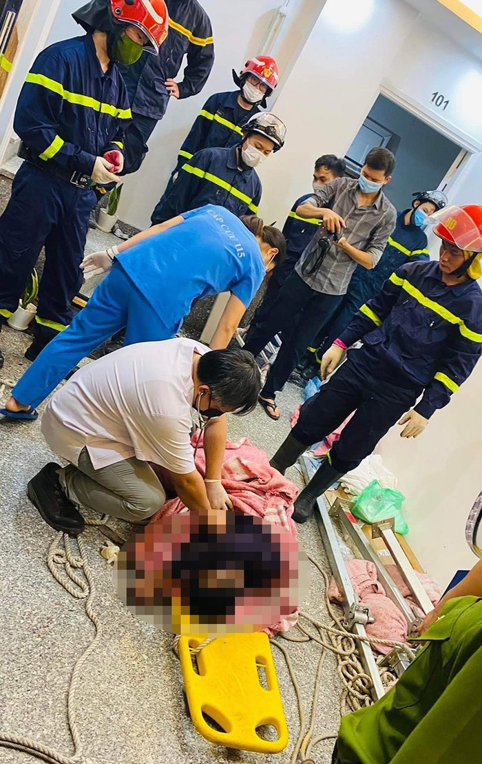 Cảnh sát PCCC&CNCH Công an TP Hà Nội đã huy động nhiều phương tiện để đưa các nạn nhân ra ngoài. (Ảnh: Tuổi Trẻ Thủ Đô) 