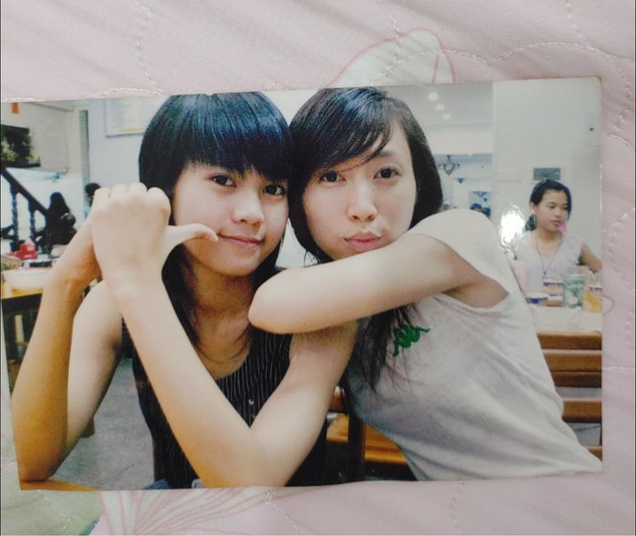 Ninh Dương Lan Ngọc (trái) khoe khoảnh khắc chụp ảnh cùng chị Ninh Dương Lan Anh.