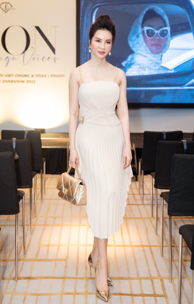 Nữ hoàng ảnh lịch một thời gần như nhan sắc không đổi sau nhiều năm bước vào lĩnh vực giải trí. Tại sự kiện, người đẹp diện thiết kế hai dây màu trắng ngà, giúp tôn lên làn da trắng. Chi tiết thắt ngực giúp Thanh Mai khoe vòng eo và ghi điểm tuyệt đối.