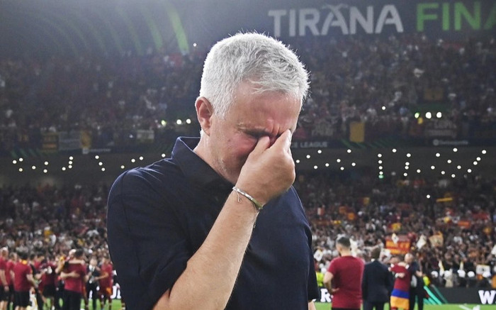 Mourinho bật khóc, nhắc nhở người hâm mộ về số lần ông lên đỉnh Châu Âu Ảnh 2