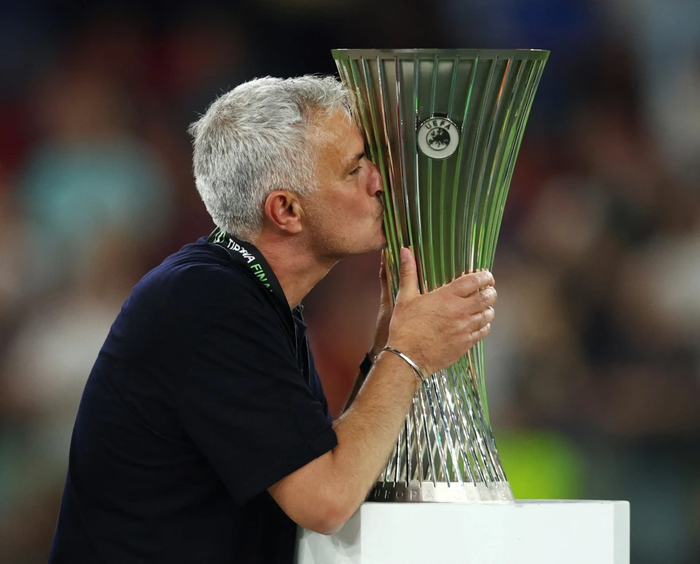 Mourinho bật khóc, nhắc nhở người hâm mộ về số lần ông lên đỉnh Châu Âu Ảnh 4