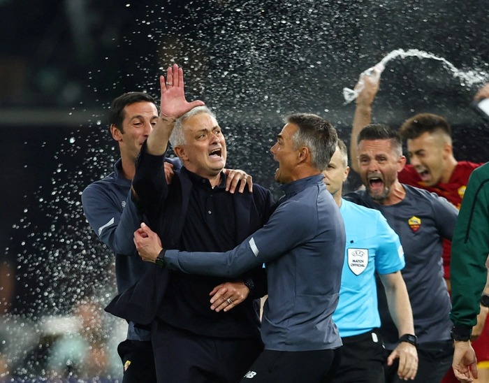 Mourinho bật khóc, nhắc nhở người hâm mộ về số lần ông lên đỉnh Châu Âu Ảnh 3