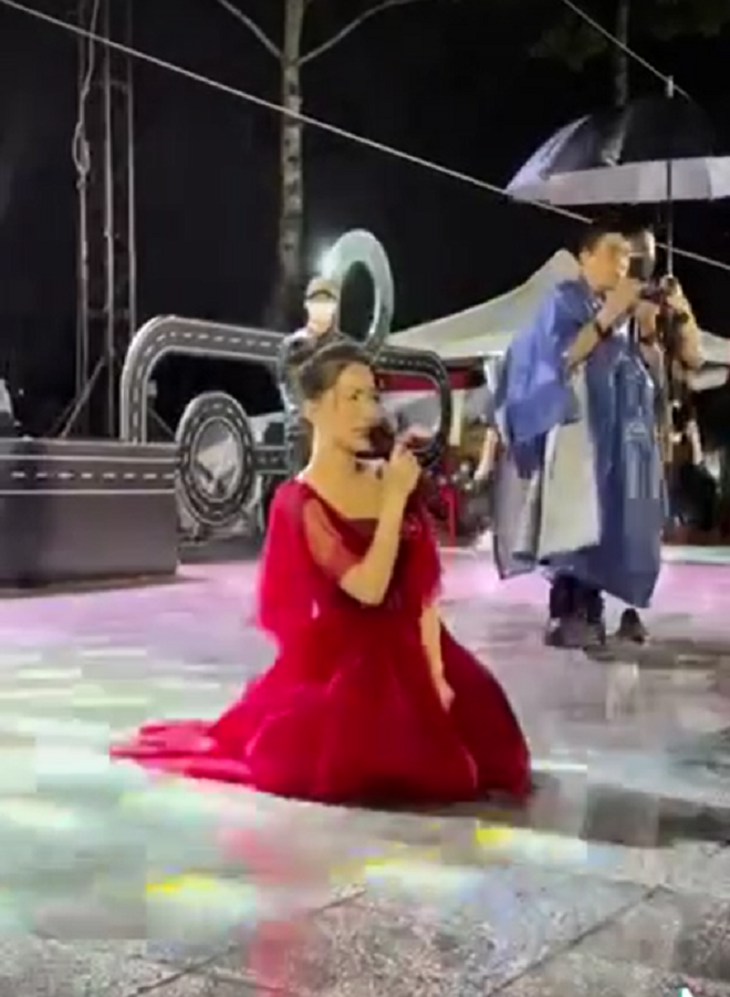 Khoảnh khắc Hòa Minzy quỳ dưới dân khấu đang được chia sẻ rầm rộ trên mạng xã hội.