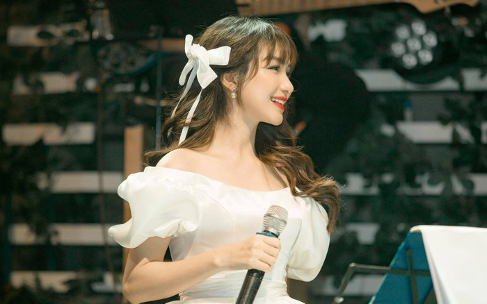 Đồng nghiệp tiết lộ cát-xê Hòa Minzy đến hàng tỷ đồng, nữ ca sĩ phản ứng ra sao? Ảnh 2