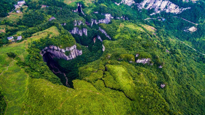 Hố sụt mới phát hiện này có chiều dài 306m, chiều rộng 150m và chiều sâu 192m. (Ảnh: Live Sciene)