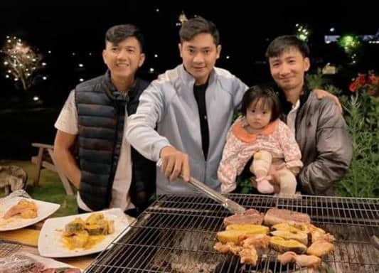 Anh vẫn giữ được mối quan hệ tốt đẹp với gia đình tình cũ.