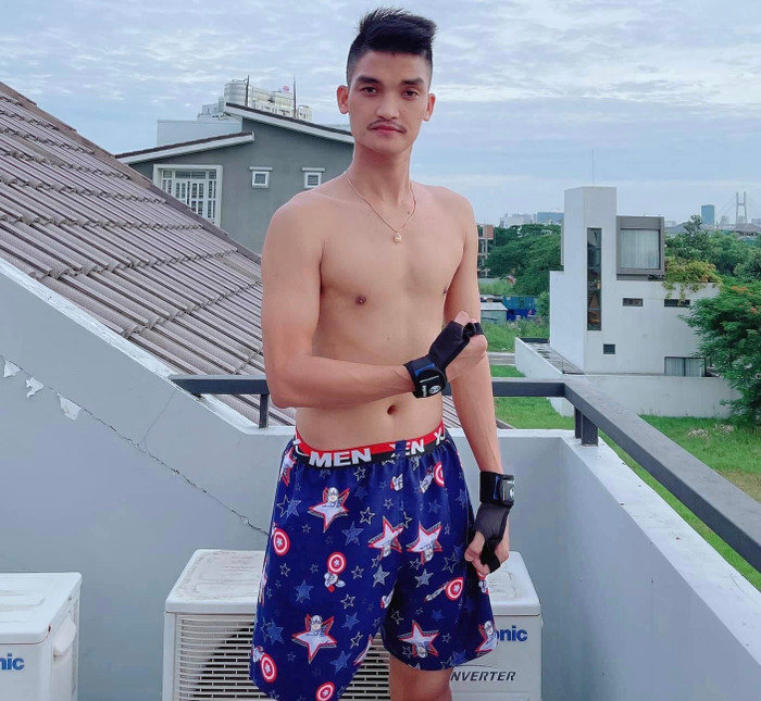 Mạc Văn Khoa thay đổi body bằng cách luyện tập thể thao mỗi ngày.