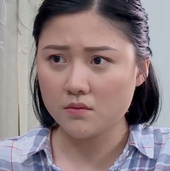 Mái tóc ngắn được cột cao càng lộ rõ nhược điểm khuôn mặt cùng cặp má 'phúng phính'.