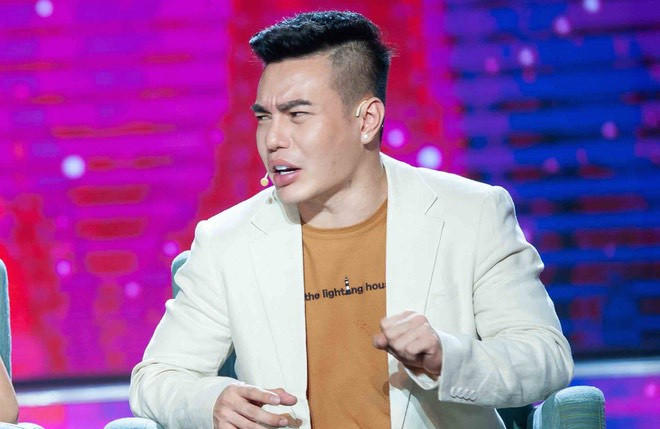 Sự hài hước của nam diễn viên sinh năm 1989 toát lên trên sân khấu lẫn ngoài đời. 