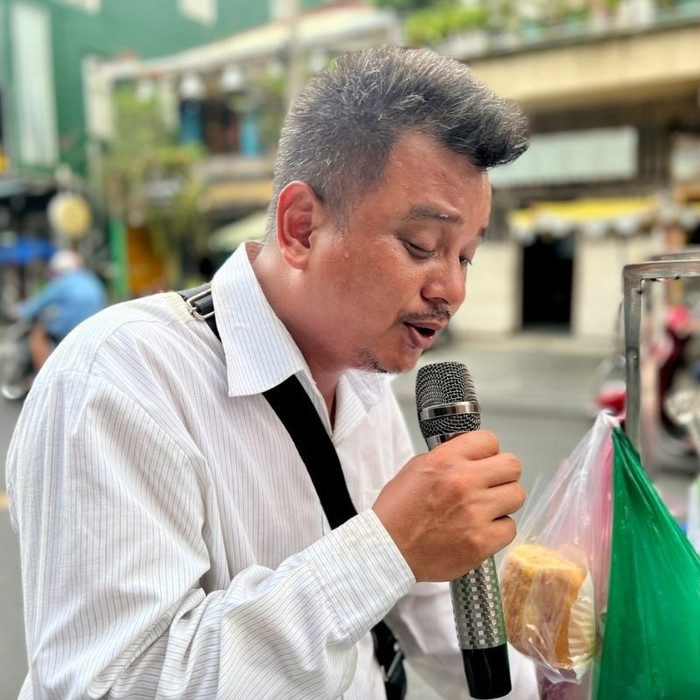 Anh có giọng hát rất hay và giống hệt với giọng khàn đặc trưng của nam ca sĩ Đàm Vĩnh Hưng.