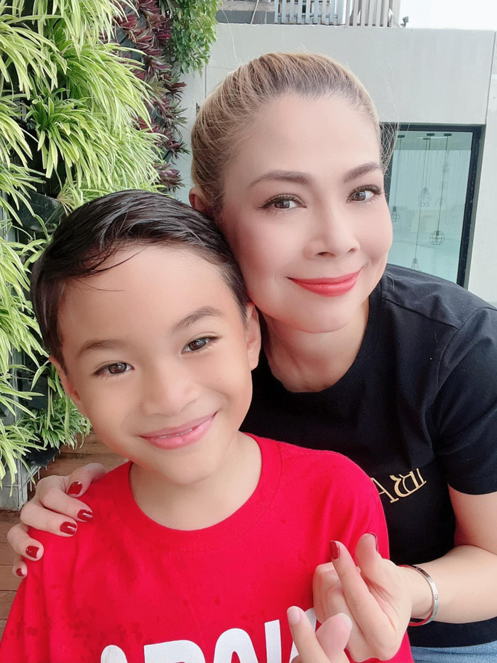 Bé Jacky Minh Trí chụp hình cùng mẹ nuôi Thanh Thảo.