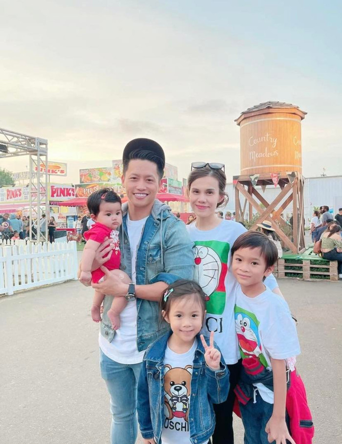 Cả gia đình thường xuyên đi chơi với nhau, tình cảm khắng khít.