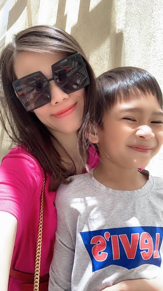 Bé Jacky Minh Trí có biểu cảm hài hước khi chụp hình cùng mẹ.
