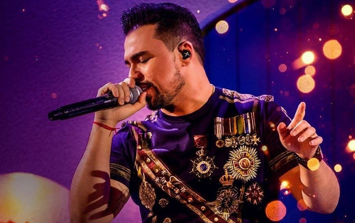 Nam ca sĩ bị quả cầu lửa phun vào đầu, thiêu rụi tóc ngay trên sân khấu Ảnh 3