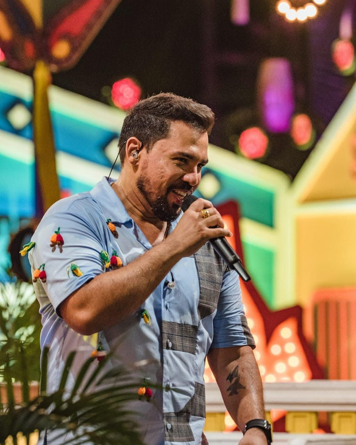 Nam ca sĩ bị quả cầu lửa phun vào đầu, thiêu rụi tóc ngay trên sân khấu Ảnh 5