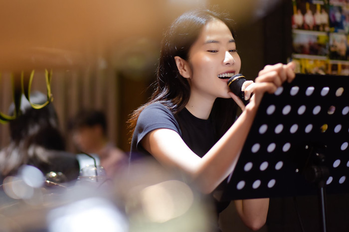 Nam Em và một nam ca sĩ được nhận xét có tướng phu thê, liên tục có hành động thân mật trên sân khấu Ảnh 3