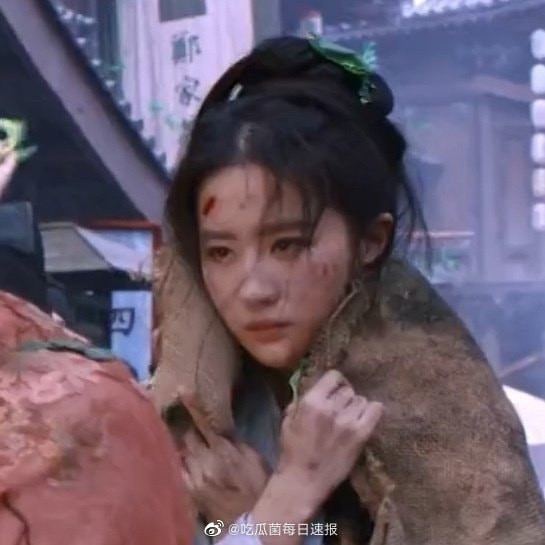 Tạo hình 'đầu bù tóc rối' của Lưu Diệc Phi bất ngờ gây sốt, khán giả gọi tên loạt đàn em vào học tập Ảnh 4