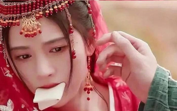 Tạo hình 'đầu bù tóc rối' của Lưu Diệc Phi bất ngờ gây sốt, khán giả gọi tên loạt đàn em vào học tập Ảnh 6