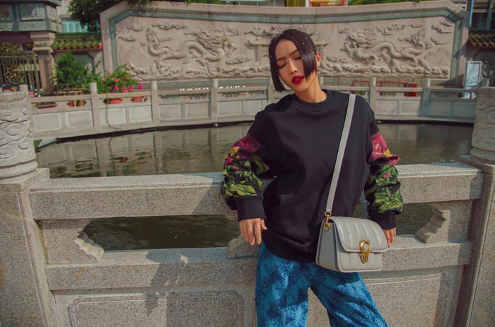 Chiếc áo sweater đen phối cùng chiếc quần xanh khiến người đẹp trở nên lạc quẻ.&nbsp;