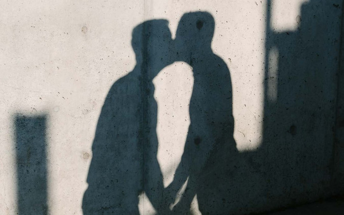 Hai nam ca sĩ cởi áo, hôn môi thắm thiết trên sân khấu trước hàng ngàn khán giả Ảnh 2