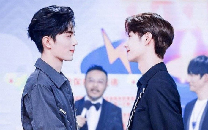 Chỉ một cái quay đầu của Vương Nhất Bác trên thảm đỏ, fan đồng loạt gọi tên Tiêu Chiến Ảnh 2