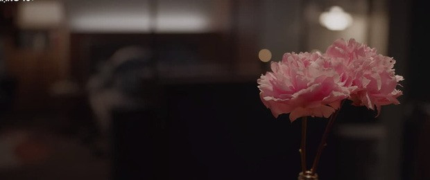 Cảnh giường chiếu cũng đã được làm mờ phía sau.