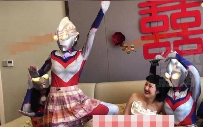 Cô dâu từ tròn mắt ngạc nhiên tới cười 'toe toét' bởi sự xuất hiện của nhân vật đặc biệt trong ngày cưới Ảnh 2