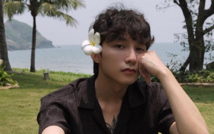 Sơn Tùng M-TP đăng loạt ảnh đi biển cài hoa lên tóc, netizen liền vào đoán ngụ ý của 'Sếp' Ảnh 2