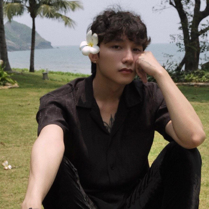 Sơn Tùng đăng ảnh cài hoa lên tóc.