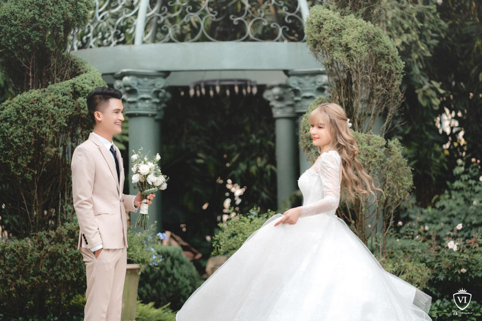 Vy Pumpe tựa như nàng công chúa lạc vào khu rừng xanh.