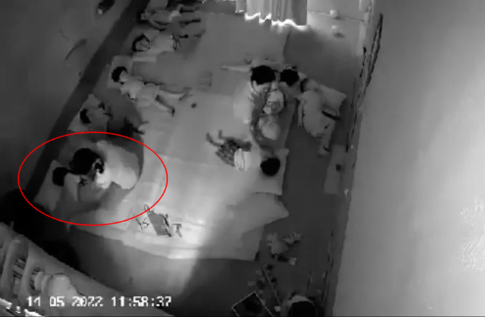 Giáo viên có hành vi trùm đầu học sinh rồi đánh vào mông khiến nhiều người bức xúc.