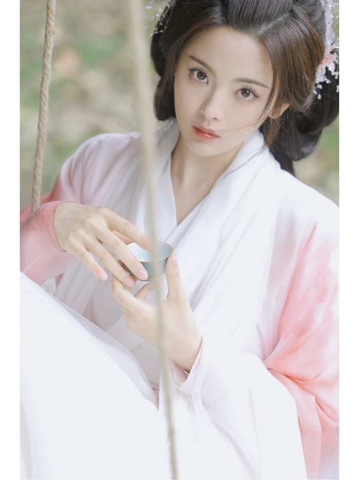 Khi còn là thành viên của nhóm nhạc Rocket Girls, cô nàng từng không ít lần vướng vào ồn ào bởi khả năng ca hát và nhiều phán ngôn kém duyên