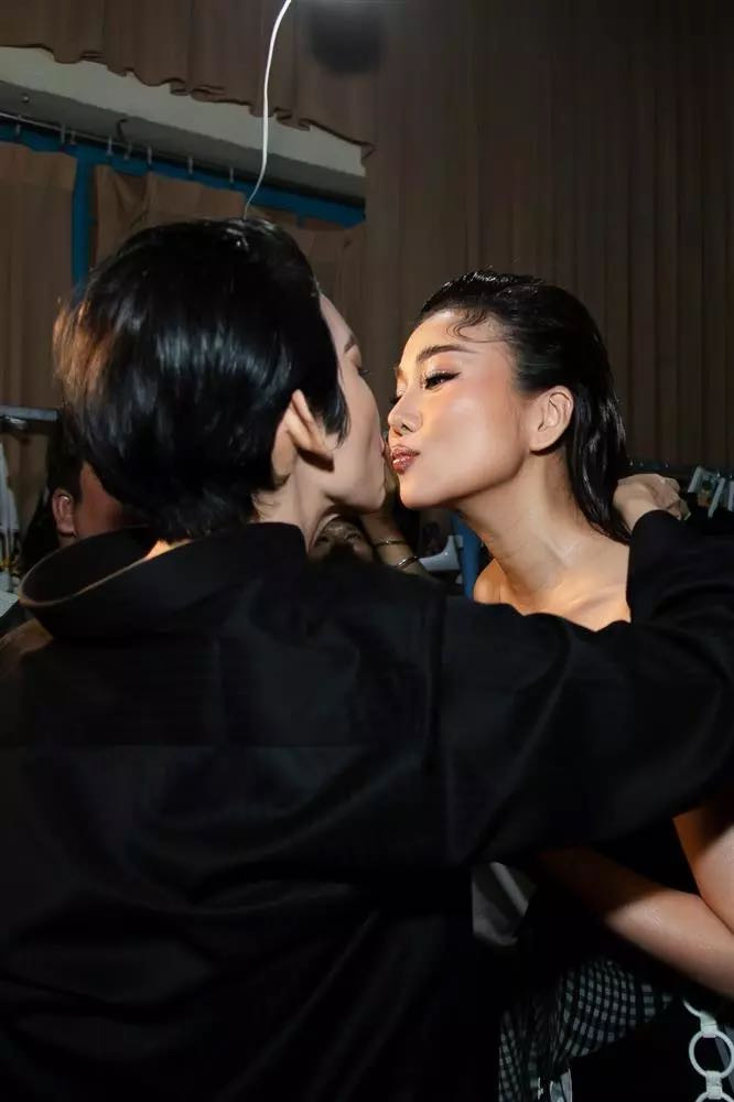 Nhân dịp được hội ngộ, Thanh Hằng và Xuân Lan trò chuyện rôm rả, tranh thủ tạo '7749' kiểu selfie trong sự kiện.