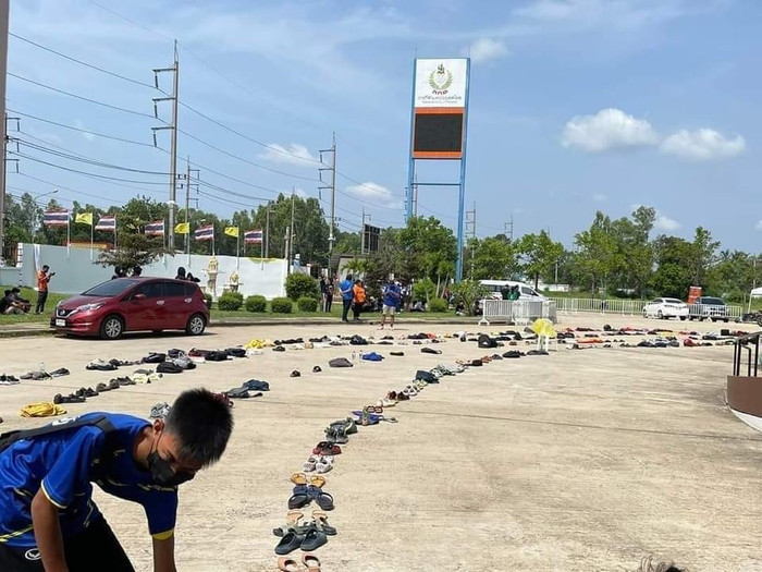 Người hâm mộ Thái Lan lấy dép để đánh dấu chỗ xếp hàng nhận vé xem đội nhà thi đấu. Ảnh: Siamsport